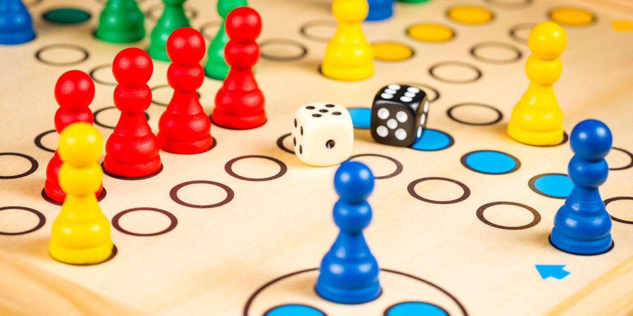 <b>Ein Spieleabend</b> Wen es gar nicht nach draußen zieht und. es sich schon biedermeierlich häuslich zurechtgelegt hat, kann einen Spieleabend organisieren. Wer danach nicht streitet, hat gute Chancen auf eine harmonische Beziehung.