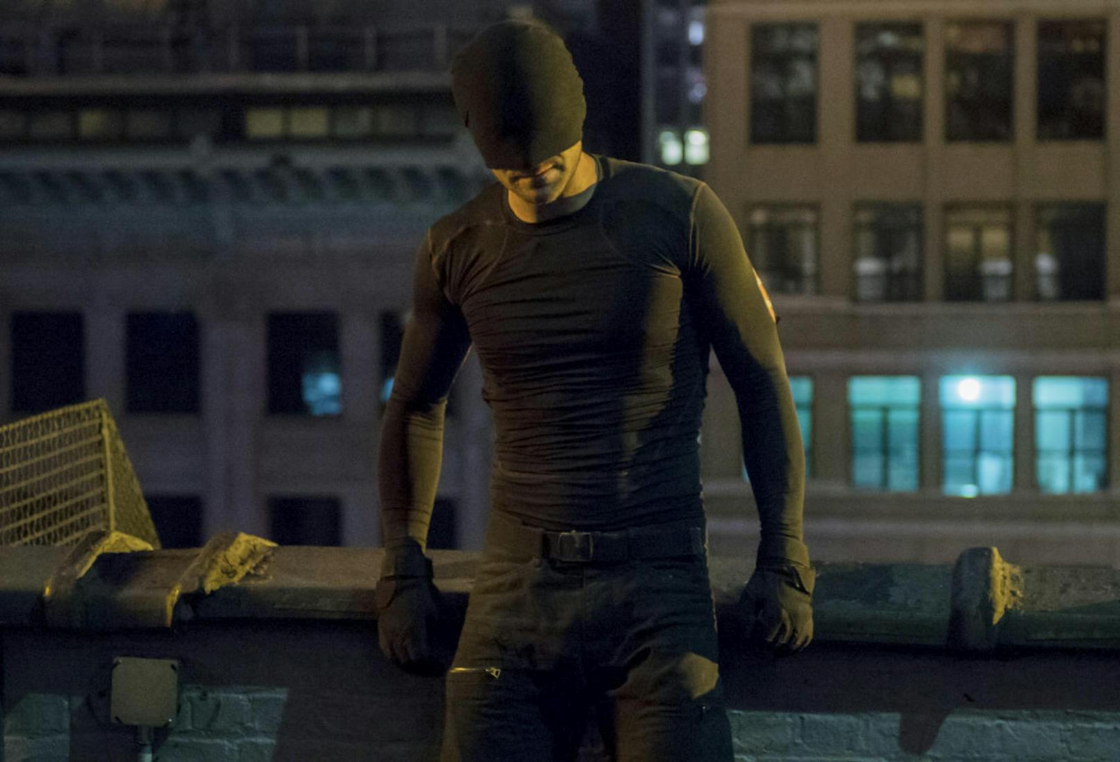 In der Nacht jagt Matt Murdock (Charlie Cox), auch Daredevil genannt dem Bösen hinterher. (Credits: Barry Wetcher)