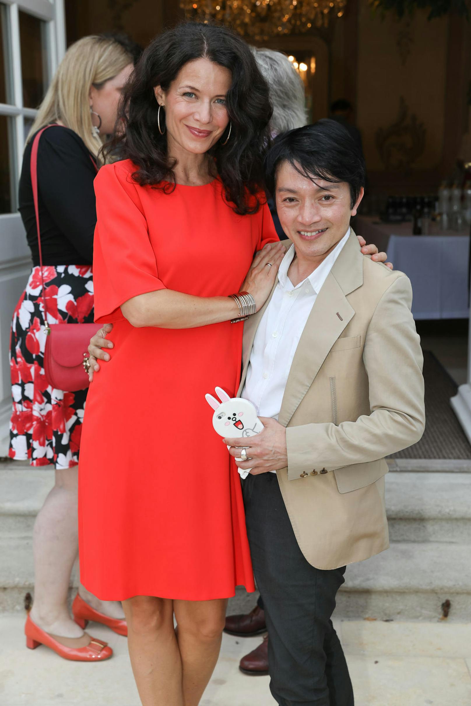 Hauptdarstellerin Pia Baresch mit Designer La Hong