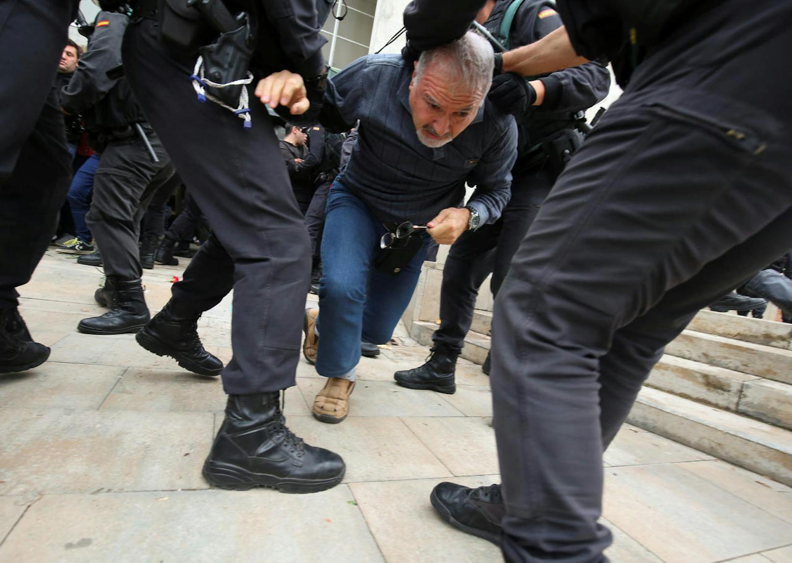 Die Katalanen wollen über ihre Unabhängigkeit abstimmen: Die spanische Polizei spricht von einem "illegalen Referendum" und geht gewaltsam gegen die Wähler vor (1. Oktober 2017).