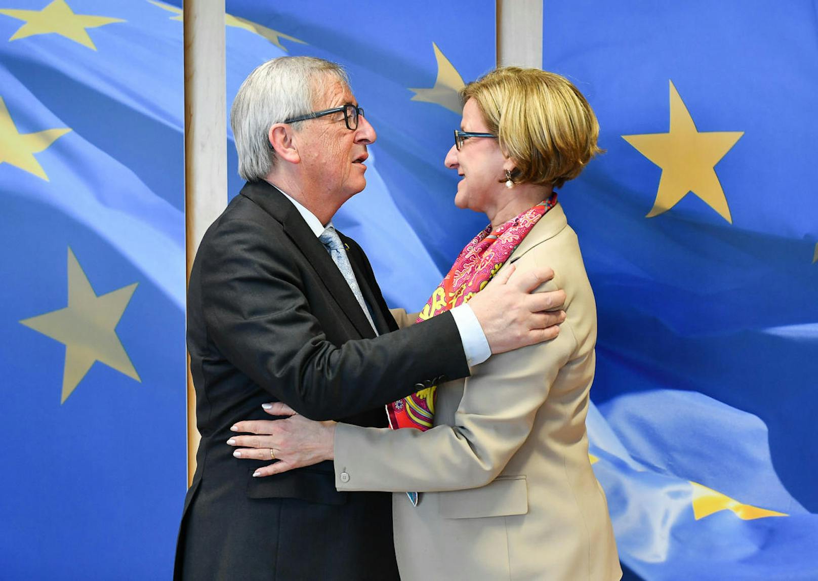 Auch mit Kommissions-Präsidenten Jean-Claude Juncker traf sich die nö. Landeshauptfrau. Ihm konnte sie das Versprechen abnehmen, dass die Regionalpolitik weiter ein EU-Schwerpunkt sein wird. Ein Drittel des EU-Budgets wird für Kohäsionspolitik verwendet.