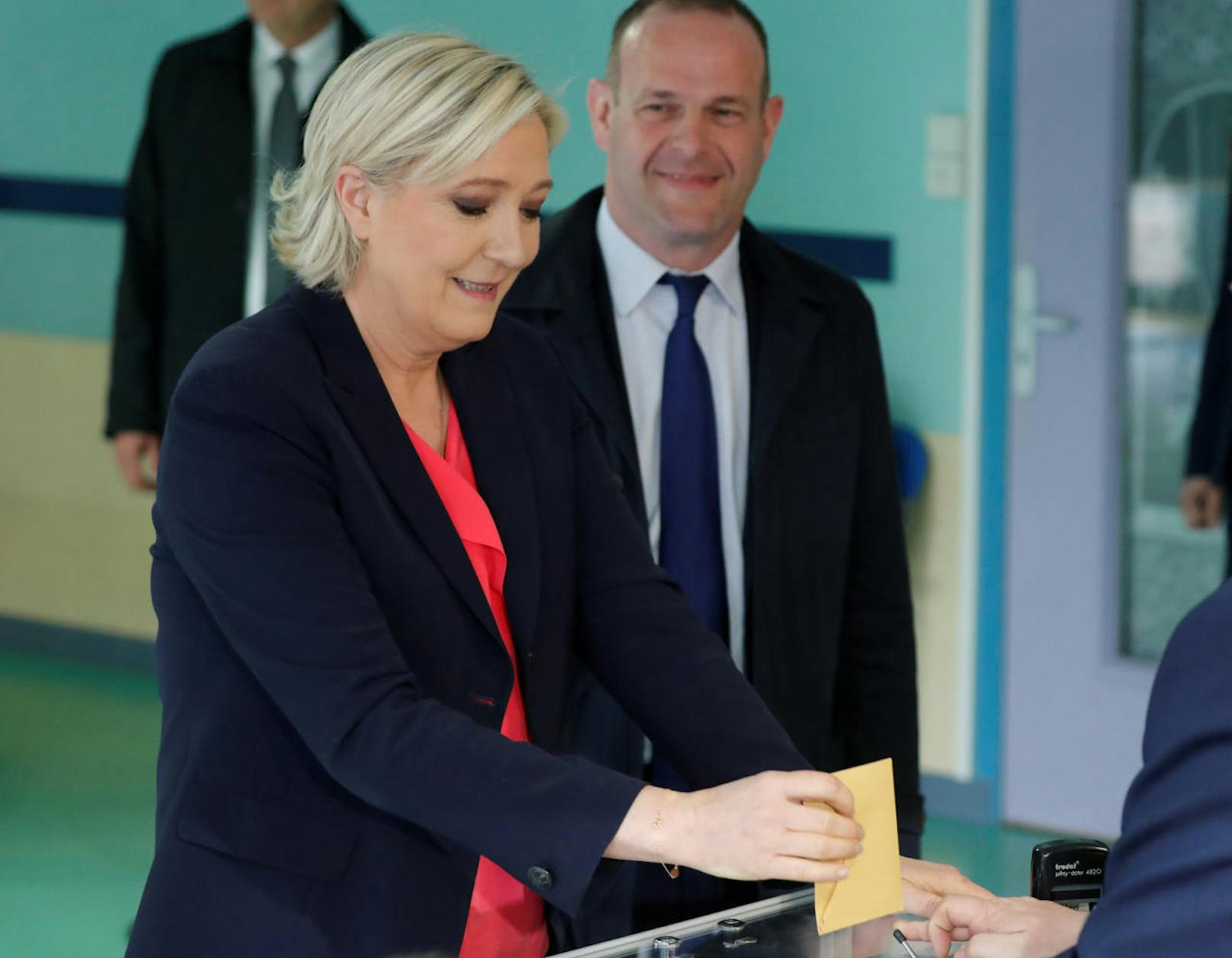Während des Präsidentschafts- und Parlamentswahlkampfes in Frankreich weigerte sich Le Pen, Vorladungen von Polizei und Untersuchungsrichtern zu folgen.