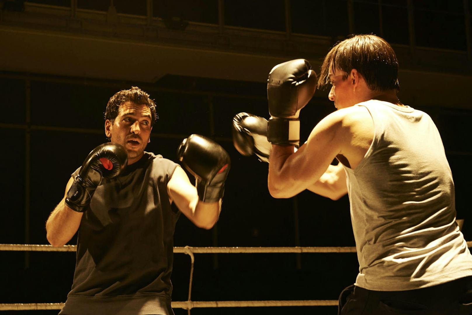 Caspar Leinen (Elyas M'Barek) sucht im Boxkampf mit seinem Freund Aicke (Hannes Wegener) den sportlichen Ausgleich zum schwierigen Kriminalfall.