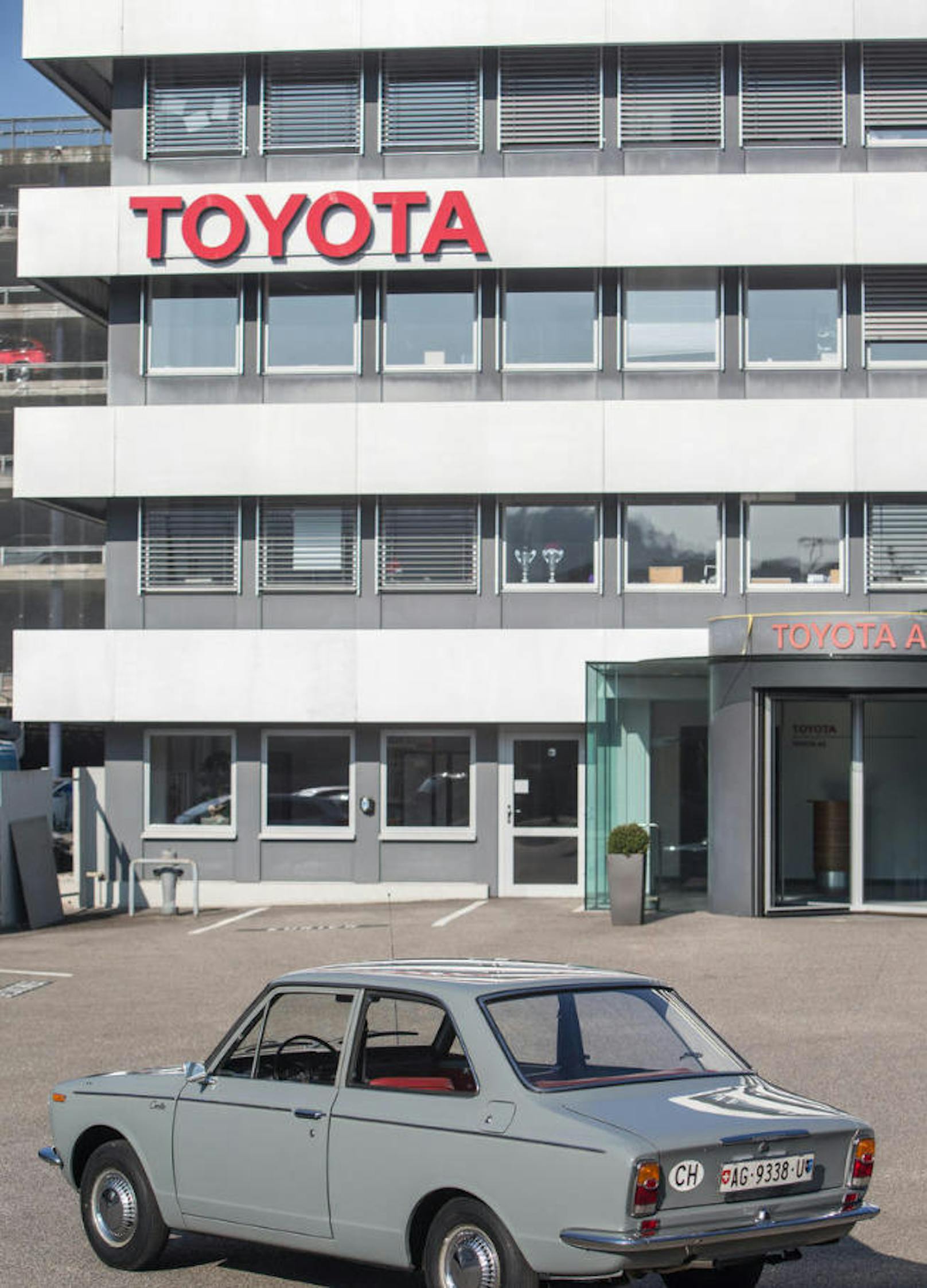 Man sieht ihm seine kompakte Grösse an ? hier steht der Toyota Corolla vor dem Gebäude des Importeurs.