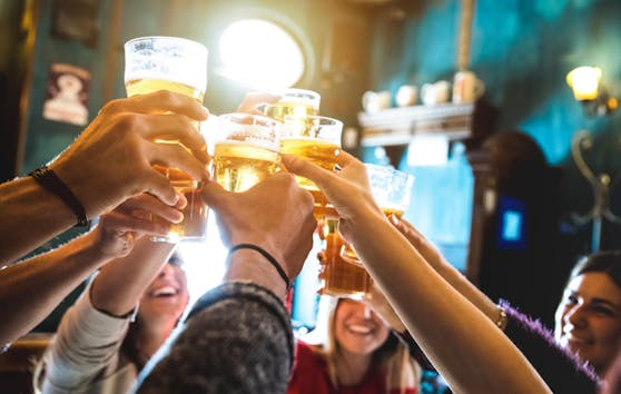 Komasaufen ist überhaupt keine gute Idee: Laut Londoner Forschenden scheinen alkoholinduzierte Blackouts das Risiko für Demenz deutlich zu erhöhen.