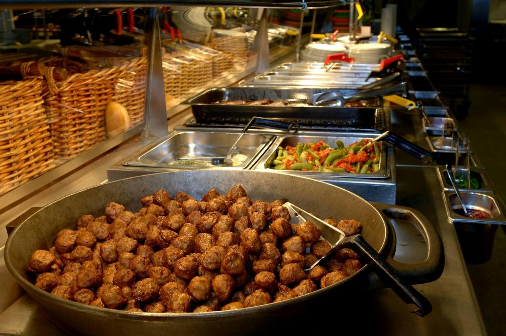 Pfanne mit Köttbullars am Buffet eines Ikea Restaurants 