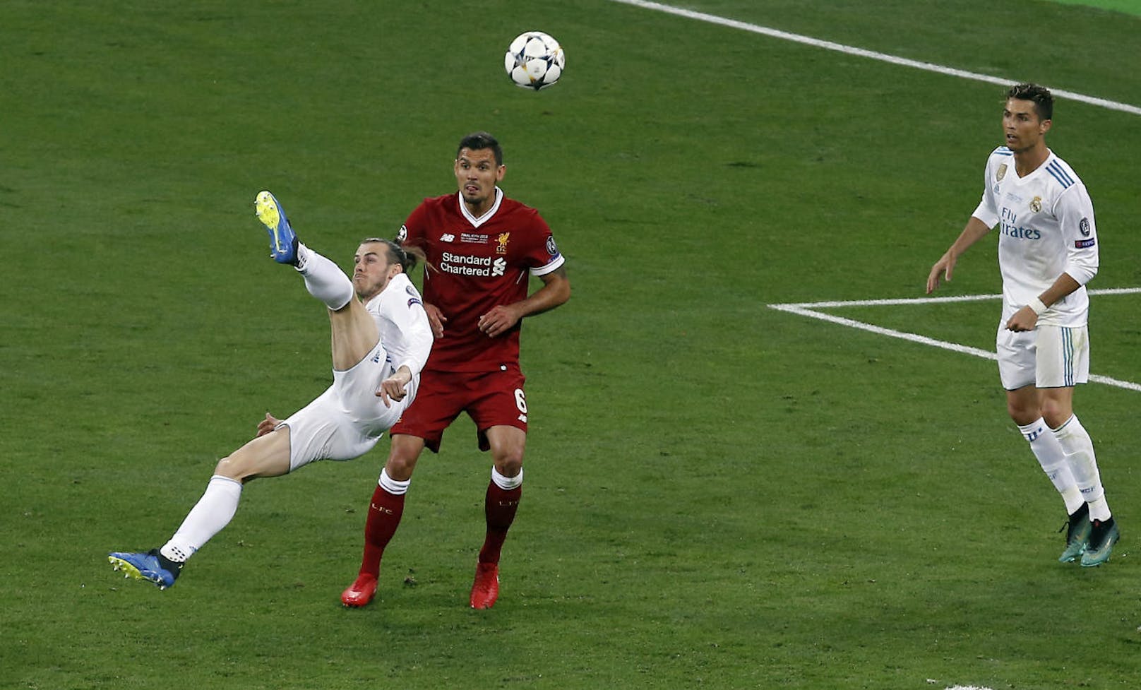 Gareth Bale trifft zum 2:1 mit einem spektakulären Fallrückzieher.