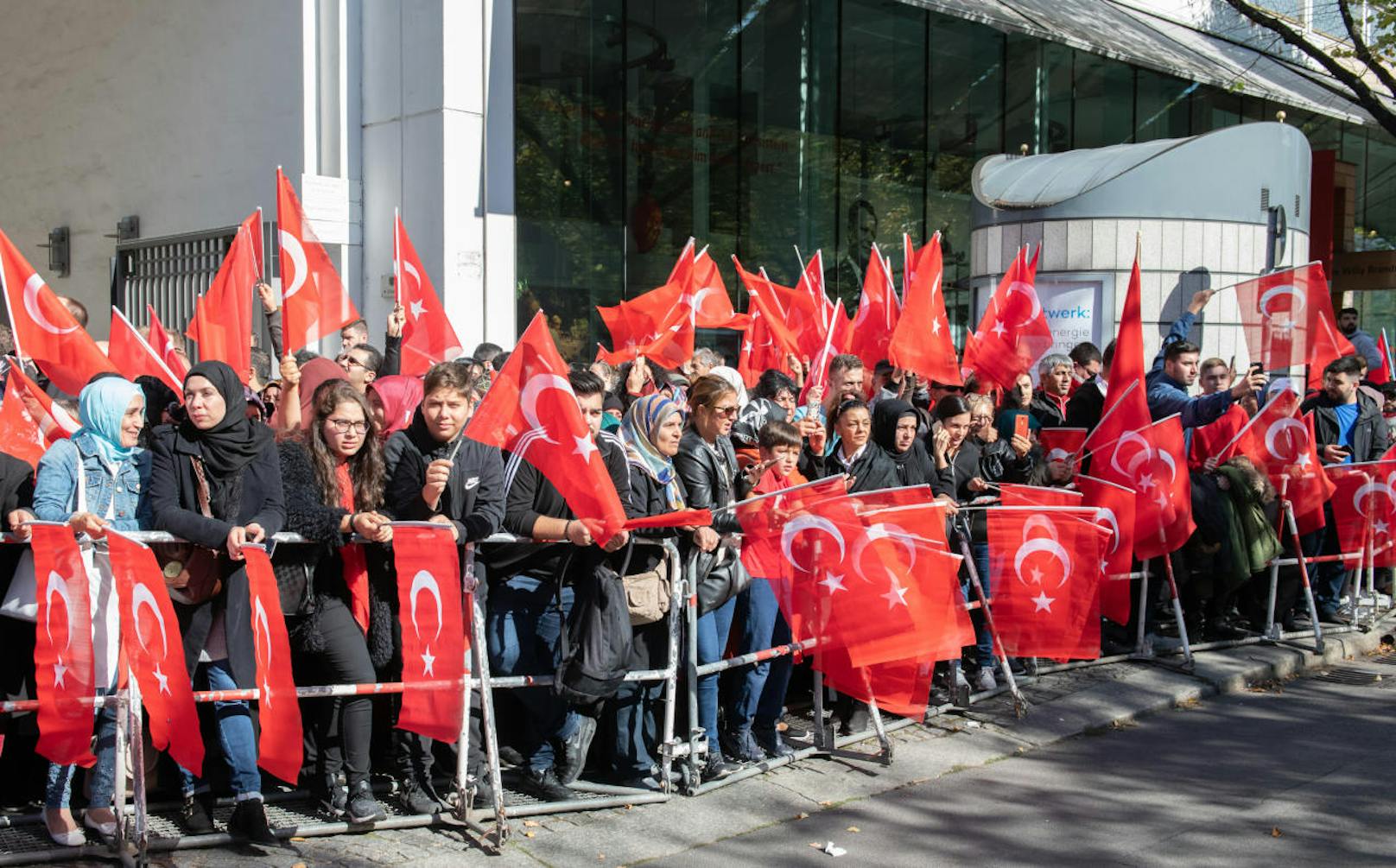 Viele begrüßten Erdogan mit türkischen Fahnen.