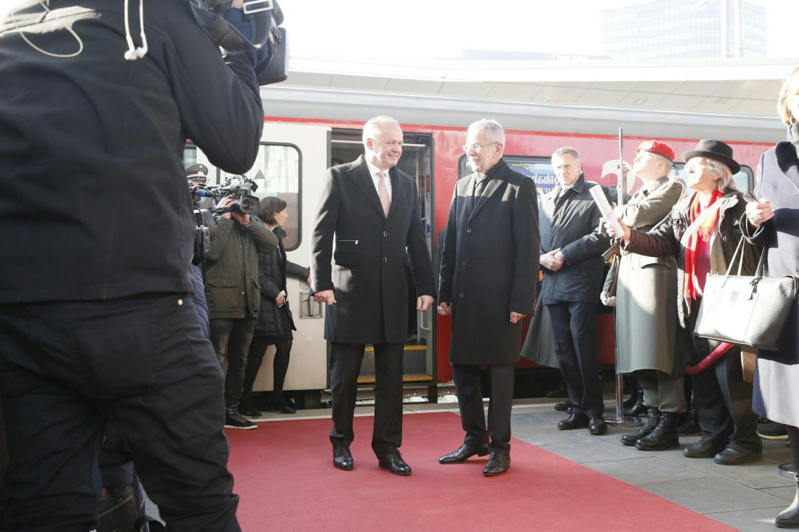 Die Staatspräsidenten Van der Bellen und Kiska beim gemeinsamen Besuch einer Kunstausstellung am Wiener Hauptbahnhof.