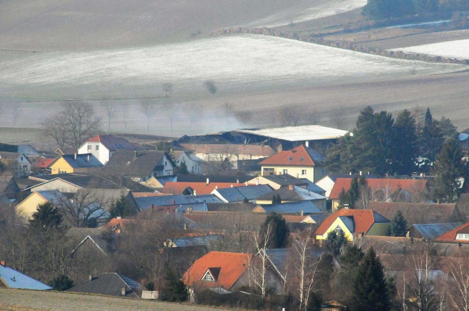 Auch am Mittwoch gab es noch Rauchschwaden am Bauernhof in Obergänserndorf.