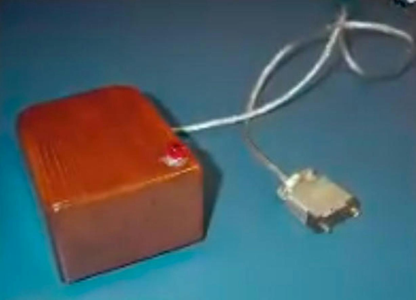 Wer hat die Computermaus erfunden? Steve Jobs? Oder Bill Gates? Beide Antworten sind falsch. Vor 50 Jahren, am 9. Dezember 1968, hat der Tüftler Douglas C. Engelbart in San Francisco erstmals eine Computermaus demonstriert. Der erste Prototyp (im Bild) war ein Holzgehäuse mit einem Rad, das die Bewegung des Gerätes in Cursor-Bewegungen auf dem Bildschirm umsetzte. massentauglich wurde die Maus zehn Jahre später mit der Einführung des Apple Macintosh. Als Eingabeinstrument wird die Maus aber inzwischen vom menschlichen Finger überholt. Auf Smartphones und Tablets wird gewischt und getippt. In Zukunft könnte die menschliche Sprache wiederum zur populärsten Dialogmethode zwischen Mensch und Maschine werden.