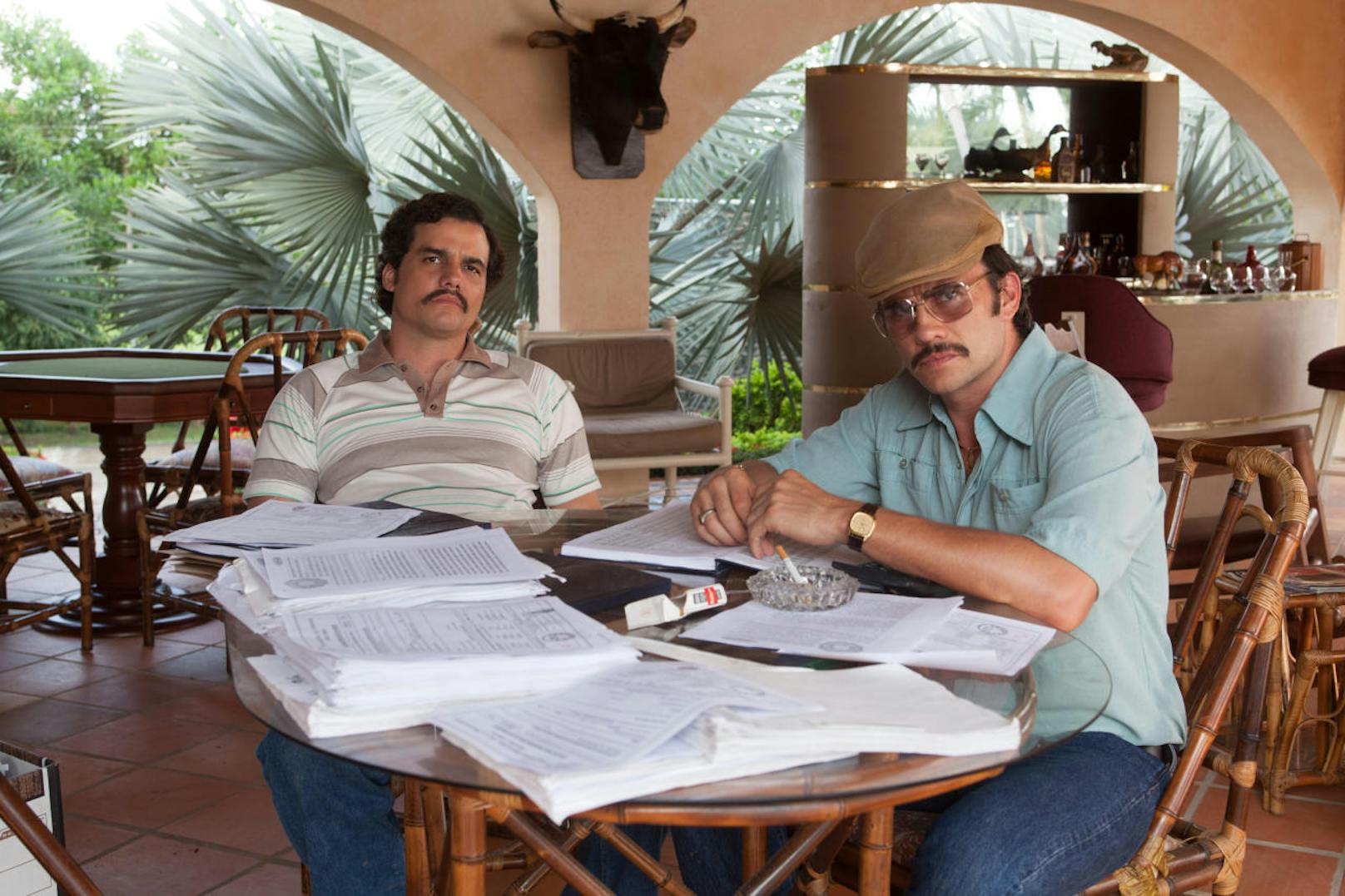 Pablo Escobar (Wagner Moura) mit seinem Geschäftspartner und Cousin Gustavo Gaviria (Juan Pablo Raba). (Credit: Daniel Daza)
