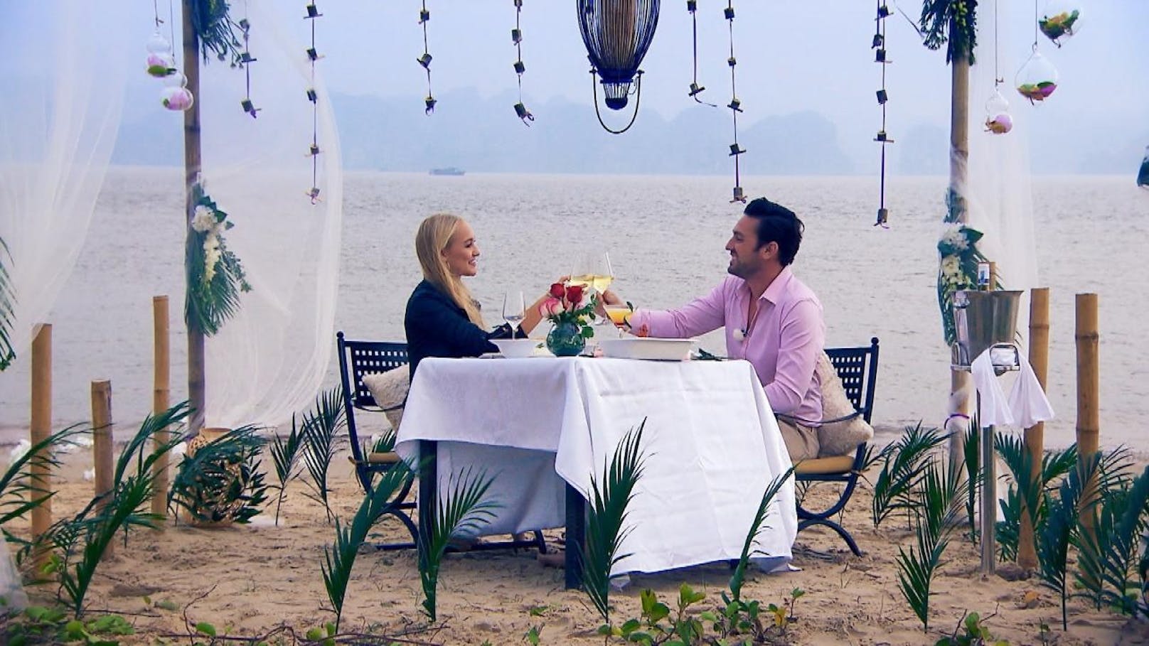Bei einem gemeinsamen Essen am Strand werden die Gespräche zwischen Svenja und Daniel ernster.