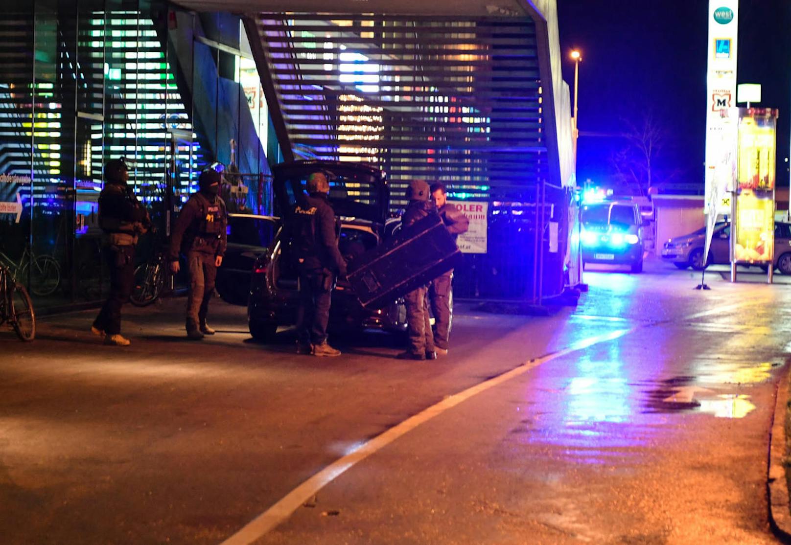 Bei einem Überfall auf das Q-West in Innsbruck sollen Schüsse gefallen sein. Eine Spezialeinheit der Polizei war im Einsatz.