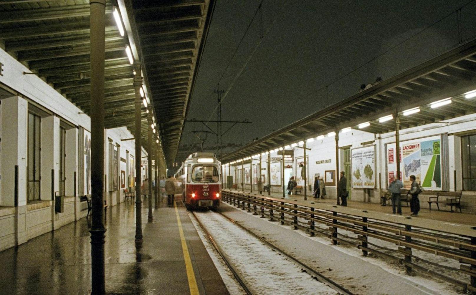U-Bahn Zug der Linie U6 mit der Type E6-c6 in der Nußdorferstraße,1987