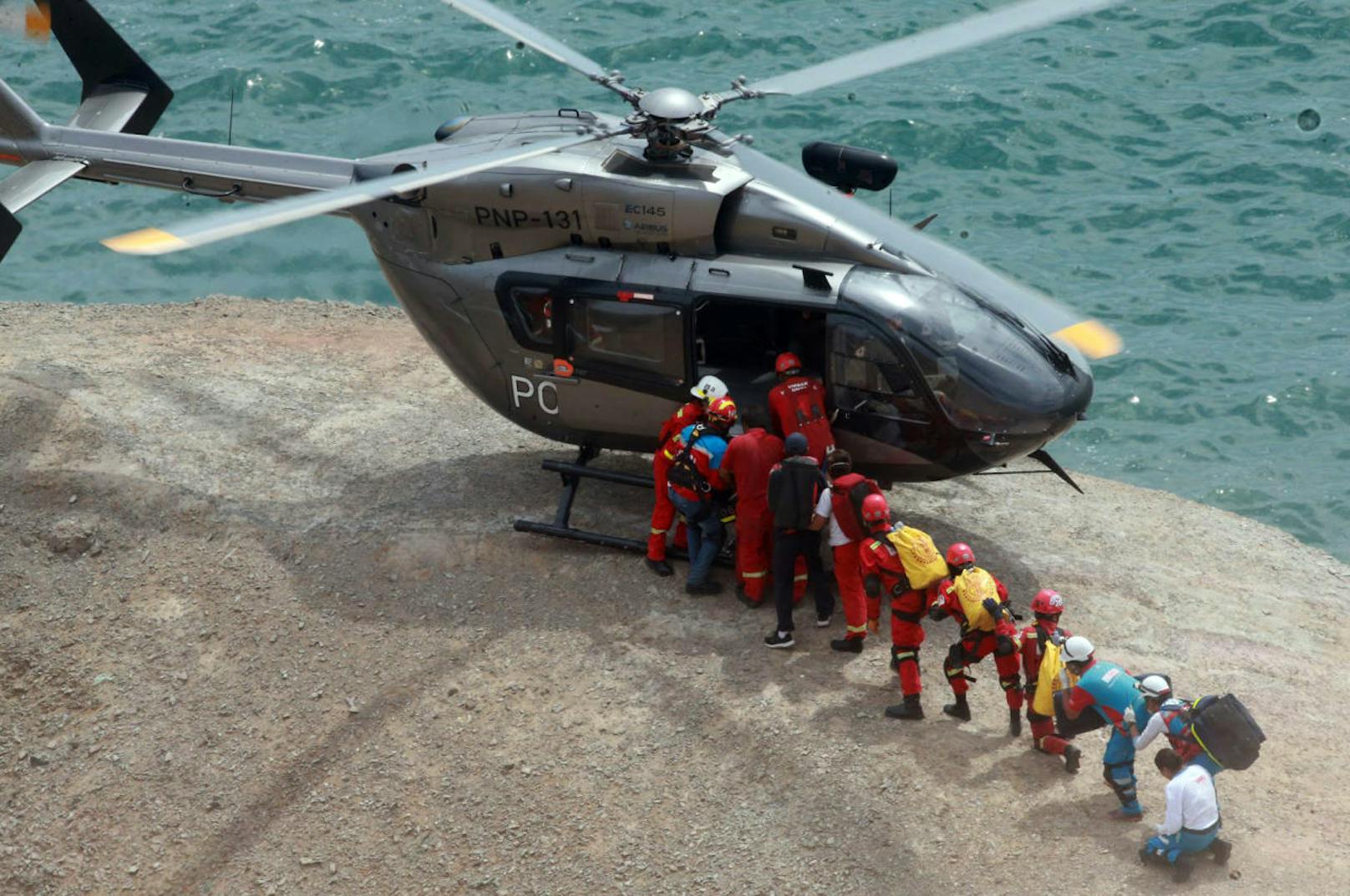Einige Einsatzkräfte gelangten nur mit dem Helikopter zur Unglücksstelle.