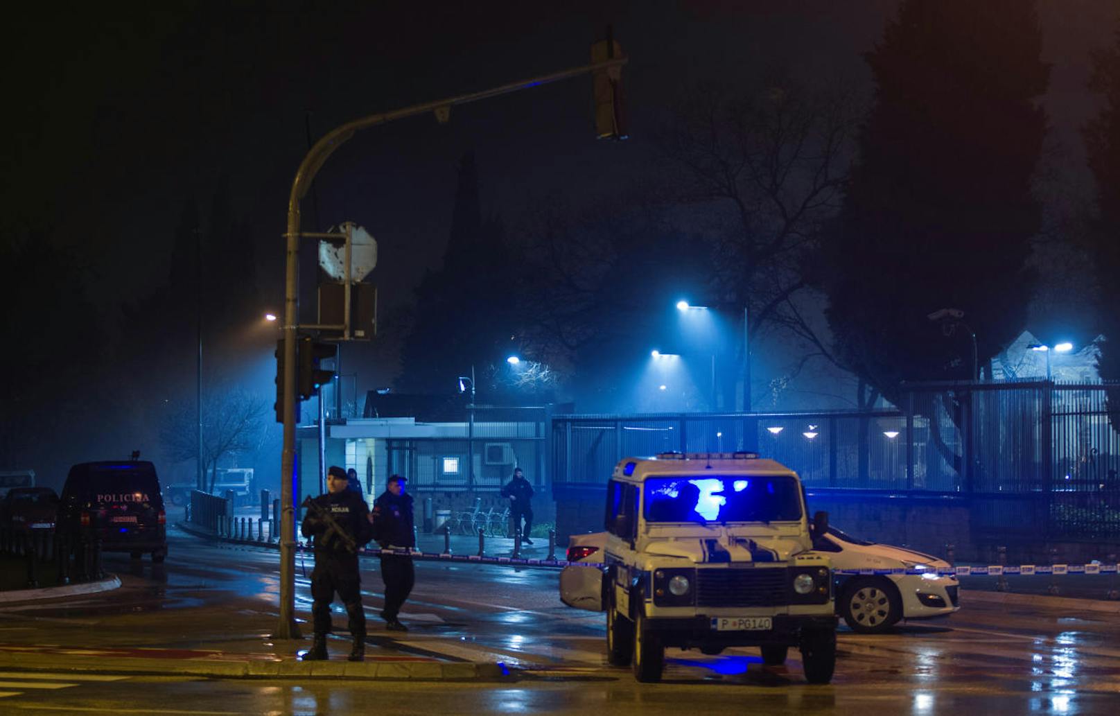 Selbstmordanschlag in Montenegro: Die Polizei sperrt das Gebiet um die US-Botschaft in Podgorica ab. (22. Februar 2018)