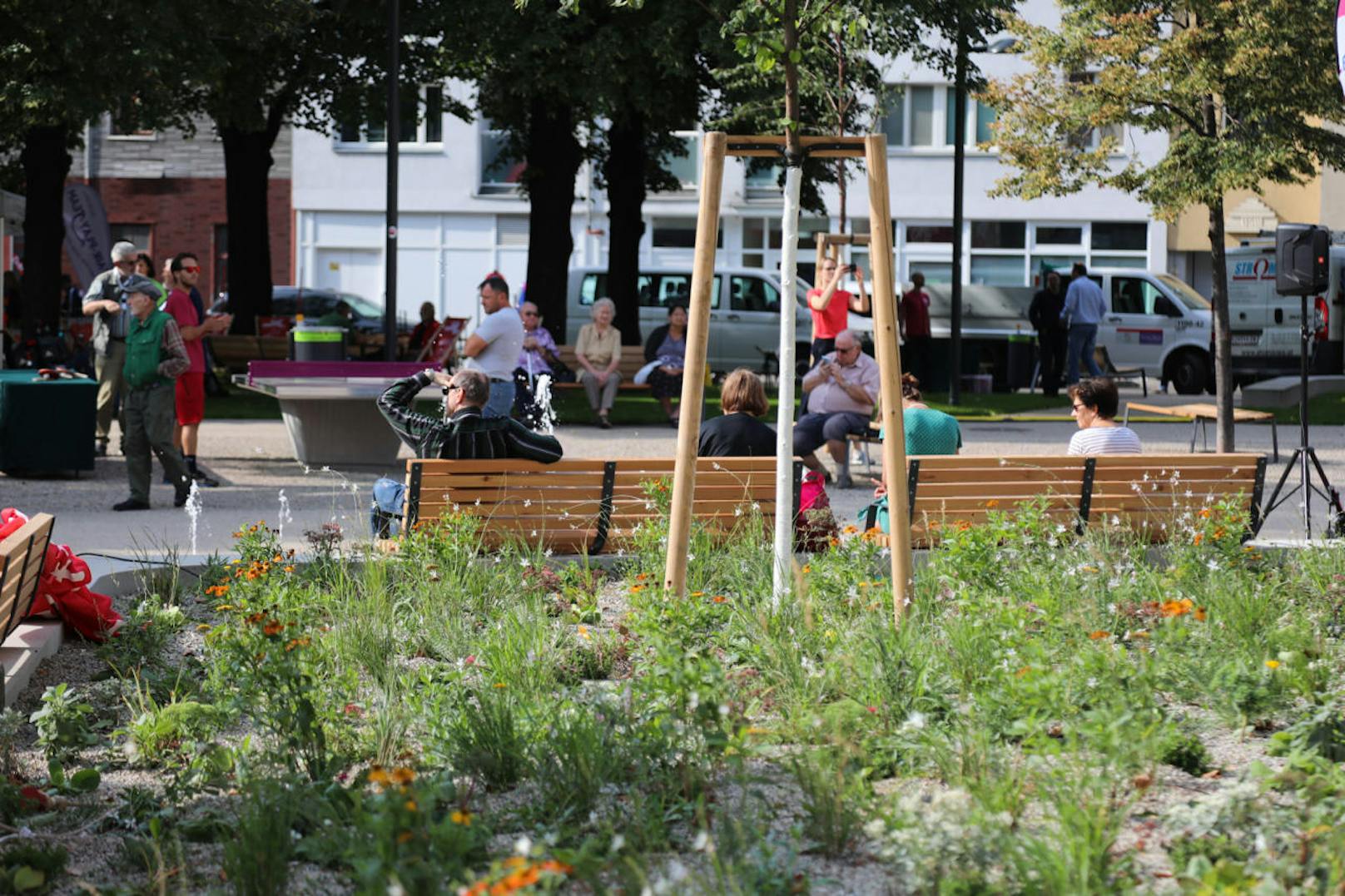 Lässig: Vom Tischtennistisch über Wasserspiele bis hin zu Grünflächen bietet der neue Johann-Nepomuk-Berger-Platz alles für einen gelungenen Tag im Park.