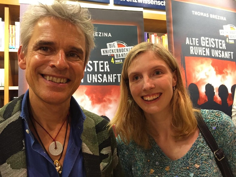 Thomas Brezina präsentiert sein neues Buch.