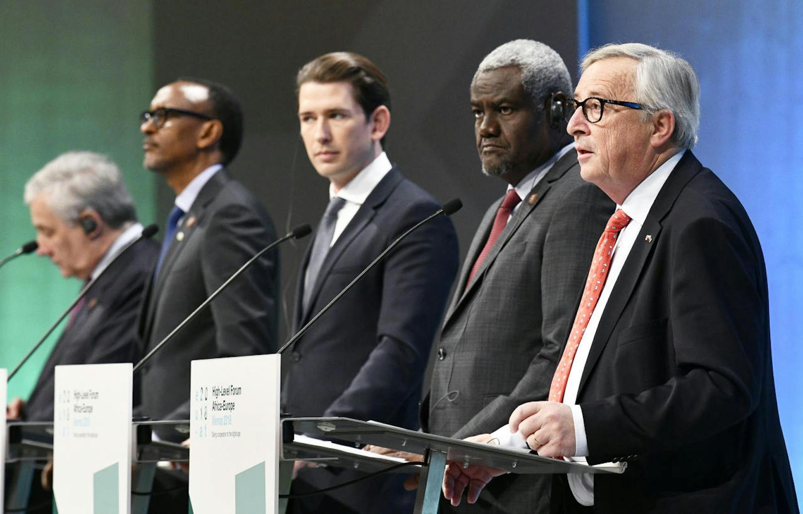 (v.l.), EU-Parlamentspräsident Antonio Tajani, Paul Kagame, Sebastian Kurz, der Vorsitzende der Kommission der Afrikanischen Union, Moussa Faki Mahamat, und Jean-Claude Juncker im Rahmen des EU-Afrika-Forums.