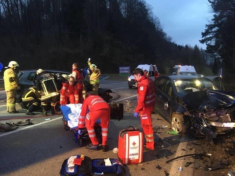 Feuerwehr und Rettung kümmerten sich um die Verletzten.
