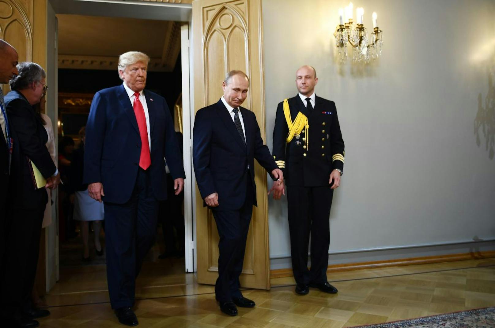Trump und Putin sind im finnischen Präsidentenpalast eingetroffen. 