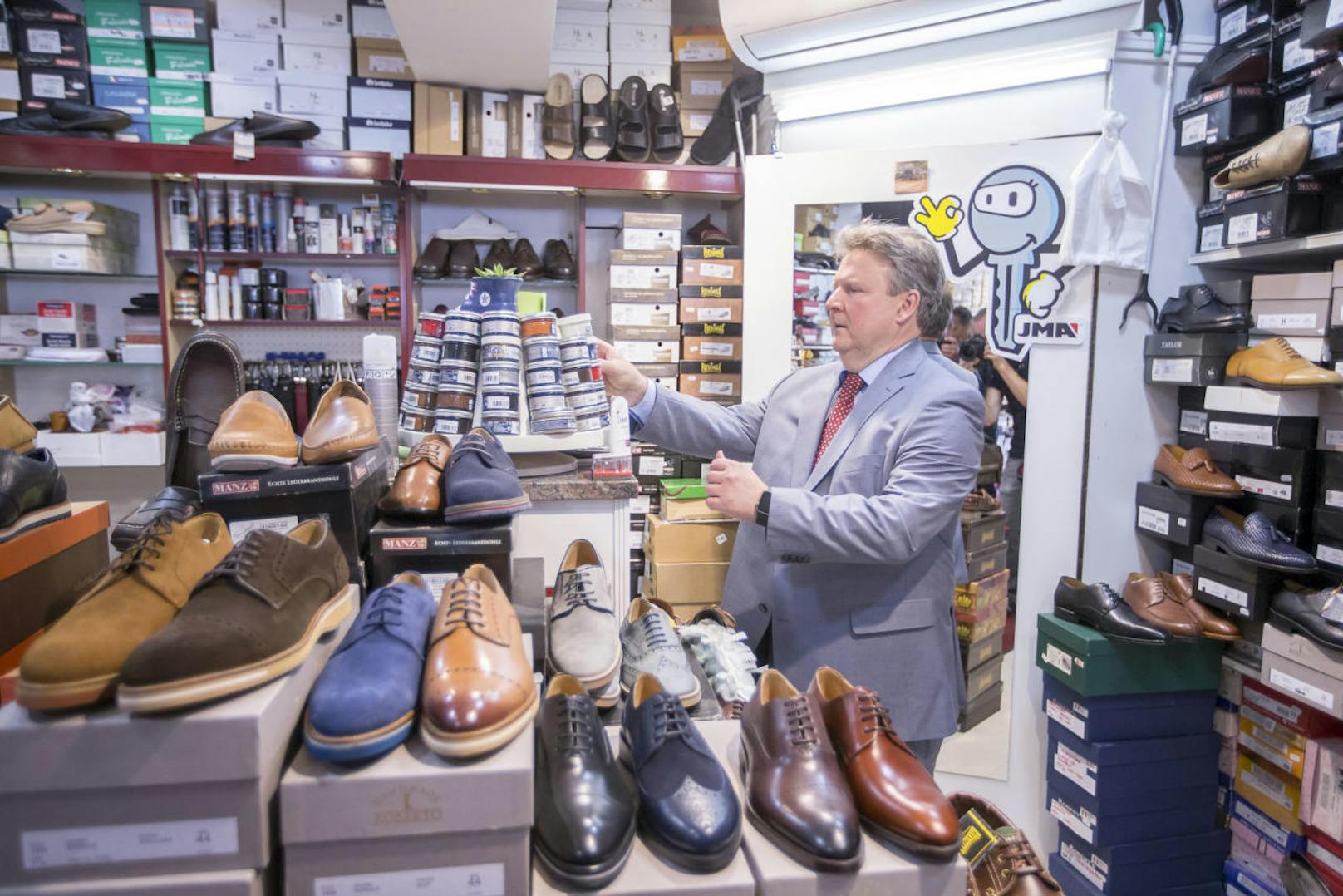 Der Stadtchef kaufte bei "Roberto" auf der "MeiHau" Schuhe.