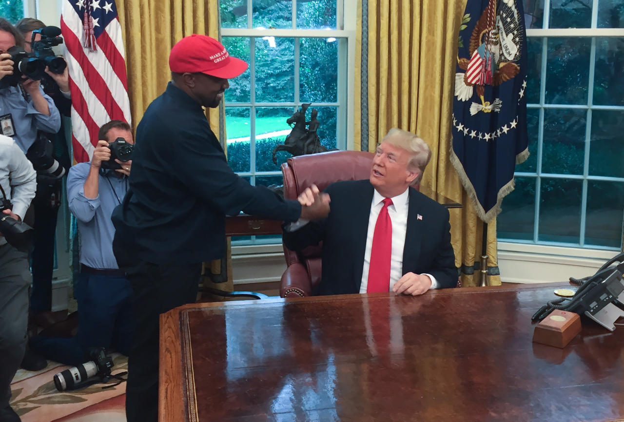 Donald Trump als Kanye West ihn 2018 besuchte. Rechts sieht man die Holzschachtel mit dem wichtigen Knopf.