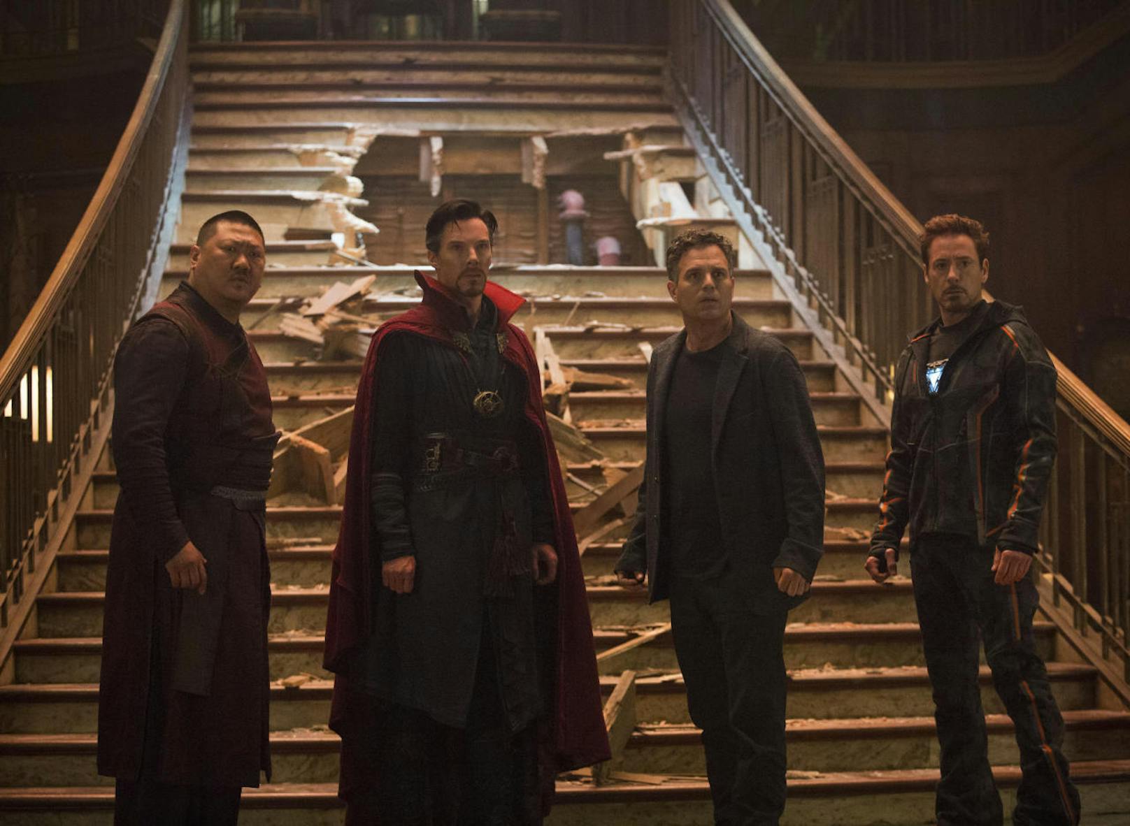 Von links: Wong (Benedict Wong), Doctor Strange (Benedict Cumberbatch), Bruce Banner (Mark Ruffalo) und Iron Man (Robert Downey Jr.). 
