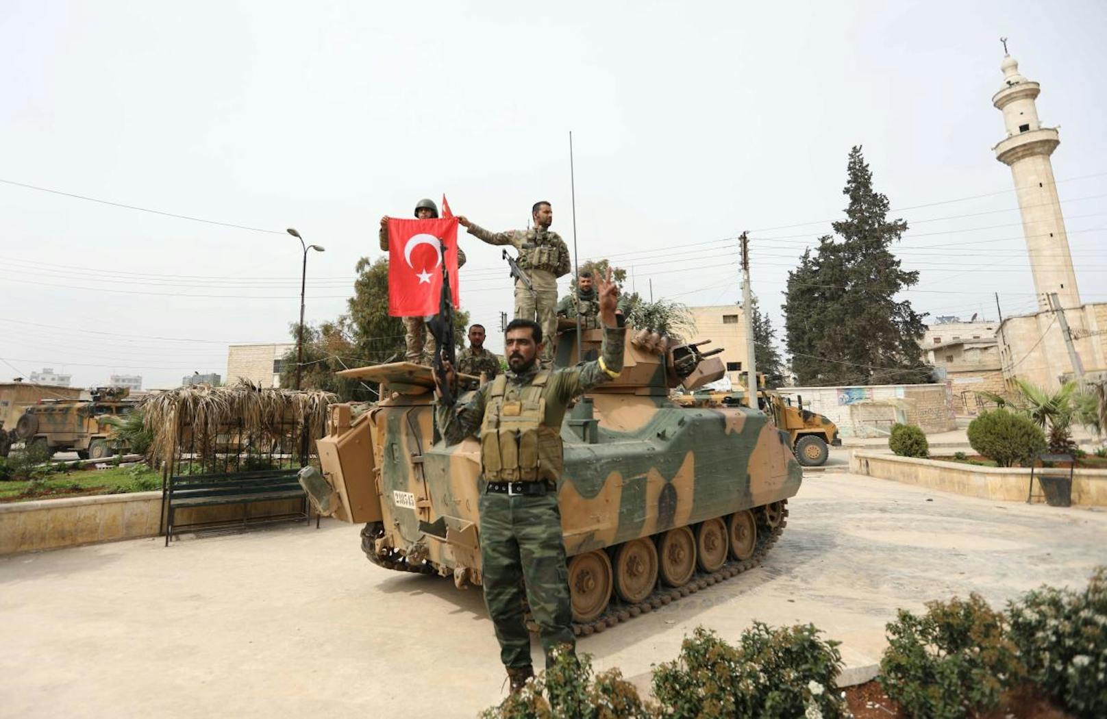 Rund zwei Monate nach Beginn der türkischen Offensive in Nordsyrien haben die türkischen Truppen und ihre Verbündeten am Sonntag (18. März) die mehrheitlich kurdische Stadt Afrin eingenommen.