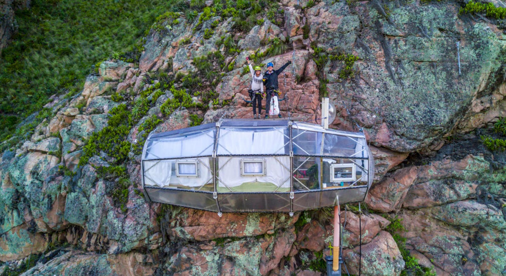 Die Gäste nächtigen in durchsichtigen Kapseln, die auf 400 Metern Höhe wie grosse Vogelnester oder Weltraumkapseln in einer Felswand hängen.