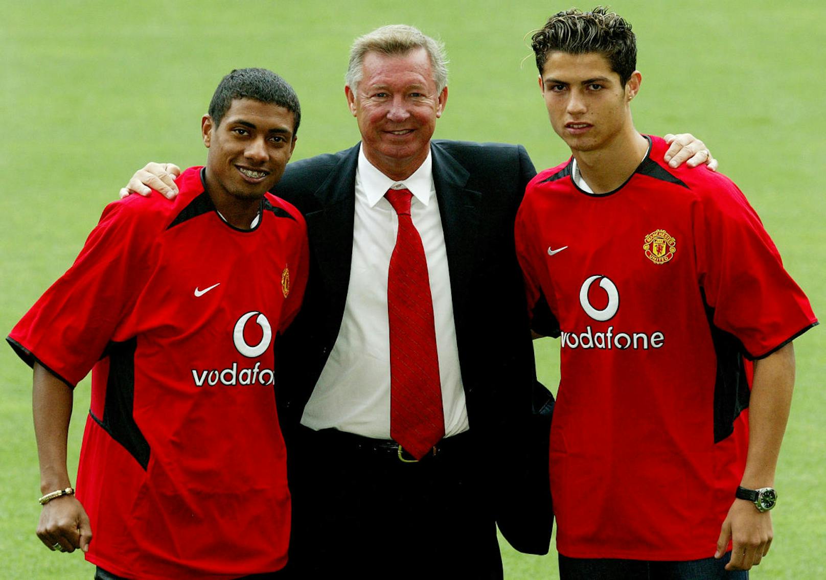 Sir Alex Ferguson war auf der Stelle vom Talent Ronaldos überzeugt und lotste ihn 2003 für 19 Millionen Euro zu Manchester United. Damals war Cristiano erst 18 Jahre alt. Die ersten 3 Jahre im Trikot von United waren nicht leicht für den Portugiesen, der mit der robusten Spielweise in der Premier League zunächst so seine Probleme hatte.