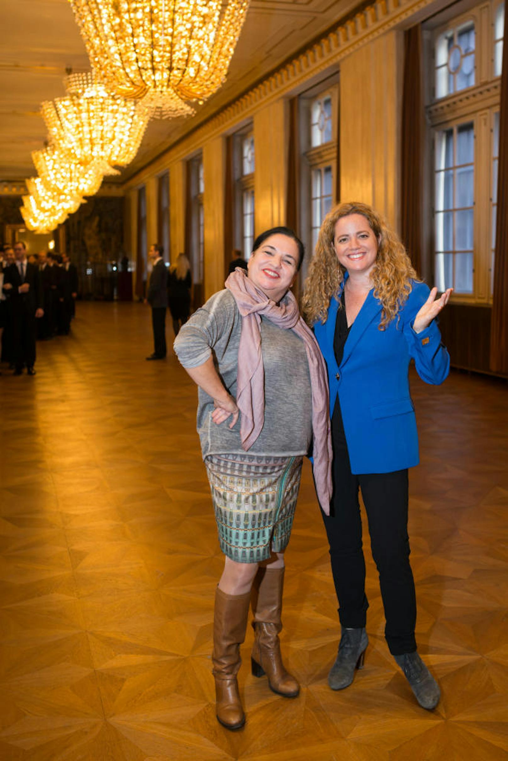 Jury-Mitglieder Maria Happel und Speranza Scappucci, die heuer am Opernball dirigiert hat