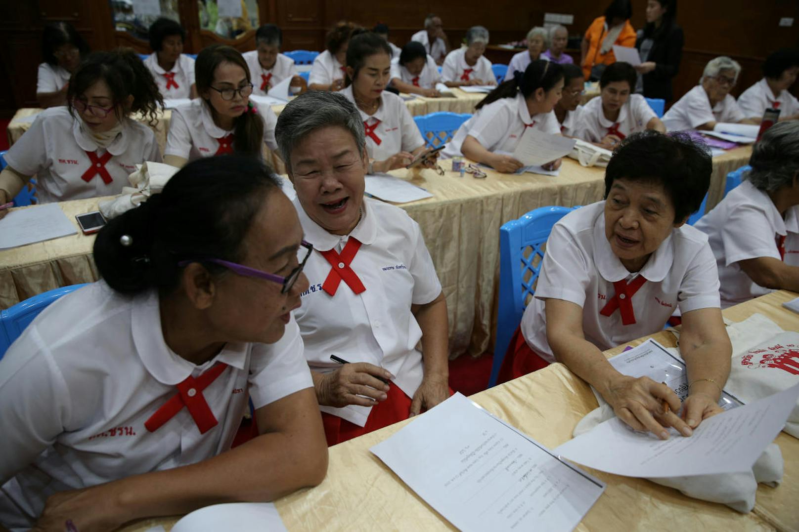 Immer mehr Senioren drücken in Thailand wieder die Schulbank. Es gibt sogar eigene Schulen für ältere Menschen wie diese in Chiang Rak Noi. Wie ihre Enkel und Urenkel tragen auch die Senioren-Schüler Schuluniformen.