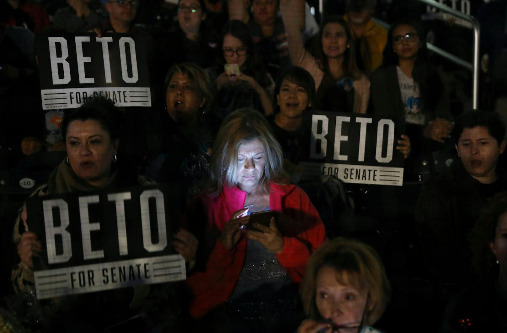 Unterstützer des demokratischen Kandidaten Beto O'Rourke reagieren auf die ersten Wahlergebnisse. O'Rourke musste sich Amtsinhaber Ted Cruz geschlagen geben.