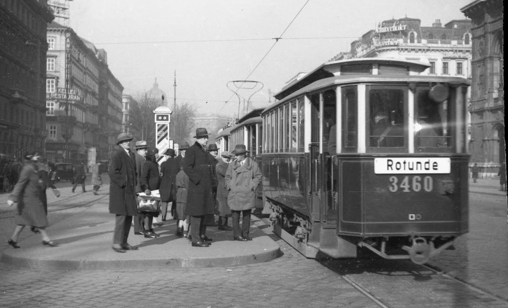 Ringstraßenbahn bei der Oper etwa 1930, Linie A mit k2 und M Triebwagen.