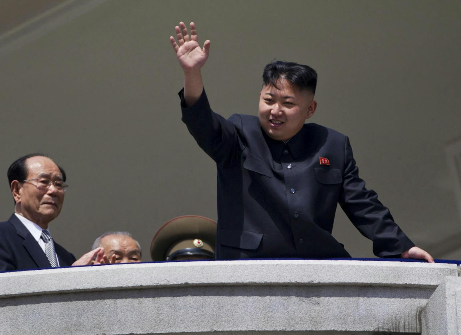 Eine Konstante bleibt aber: die Frisur. Im Bild: Kim Jong-un während einer Militärparade im April 2012.
