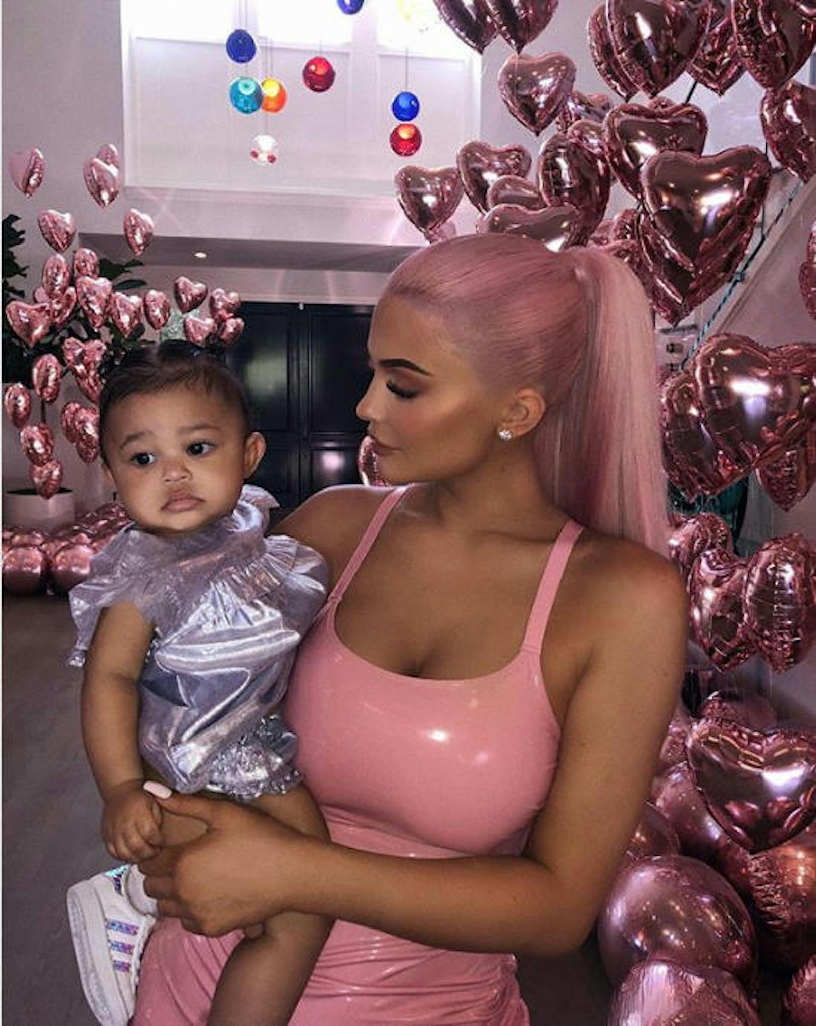 22.09.2018: Think pink: Stormi ist inzwischen schon sieben Monate alt. Kinder, wie die Zeit vergeht. Bei Mama Kylie Jenner hat sich jedoch nichts geändert. Sie steht noch immer auf pink und noch immer auf Latex.