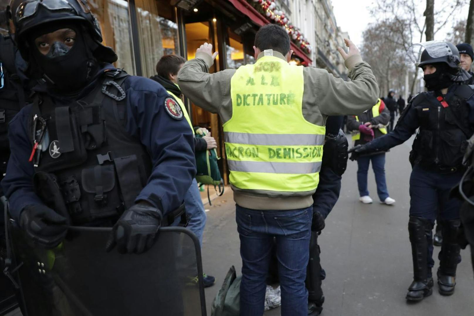 Am Wochenende wollen die "Gelbwesten" in Frankreich wieder aufmarschieren und demonstrieren. Die Behörden rechnen wieder mit Ausschreitungen und zeigen mit Zehntausenden Sicherheitskräften Präsenz.
