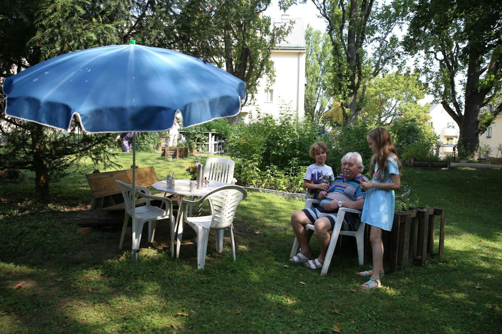 Mit den Enkeln Nils (10) und Annika (11) erholen sich die Großeltern im Gemeinschaftsgarten.