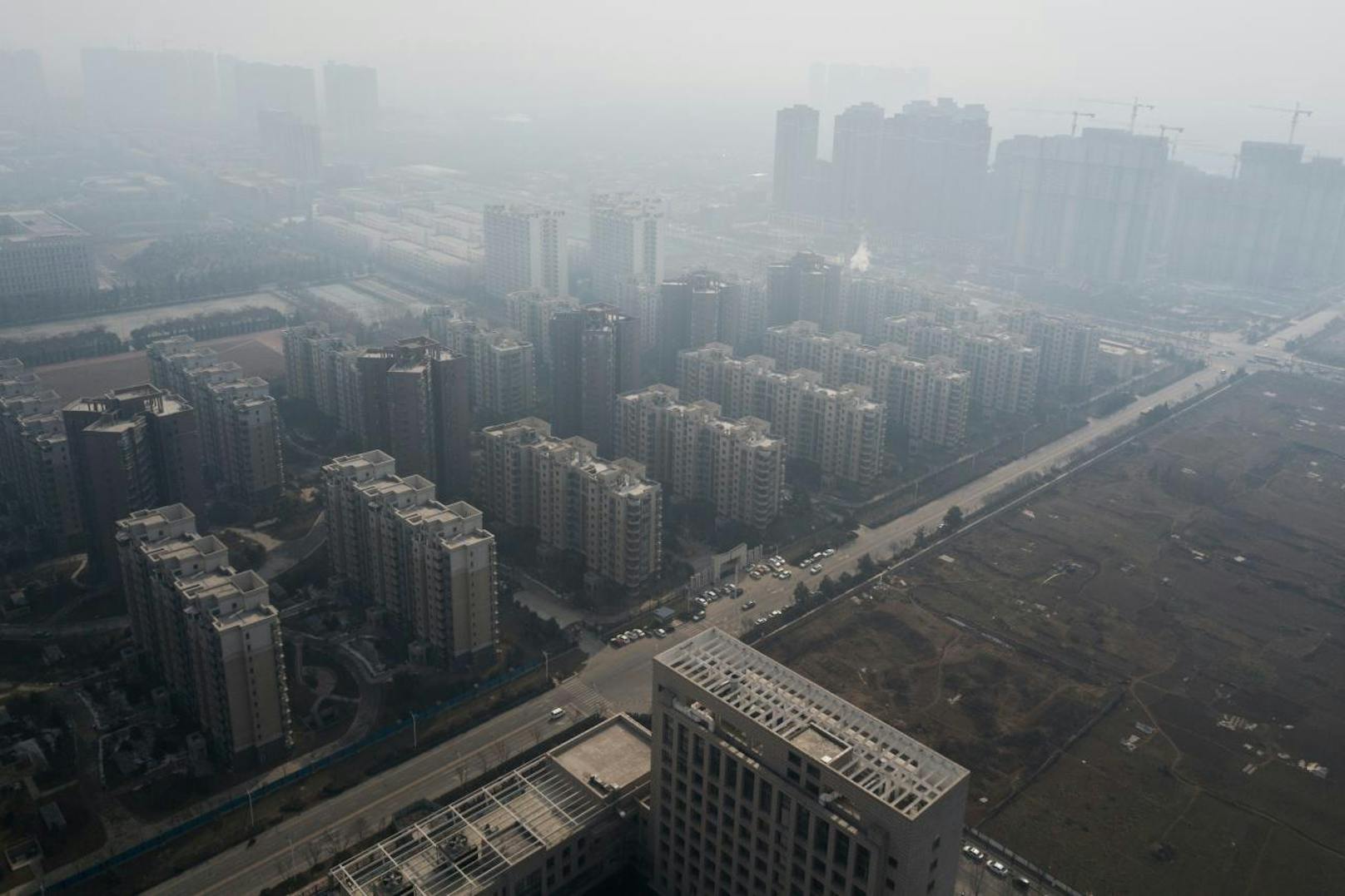Viele Chinesen besitzen Luftreiniger für ihre Wohnungen. Im vergangenen Winter hatten die Behörden die Produktion zahlreicher Fabriken eingeschränkt, um die Feinstaubbelastung zu reduzieren.