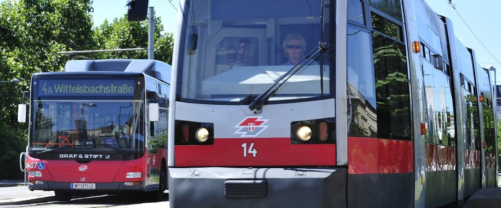 Linienbus der Linie 4A und Straßenbahn vom Typ ULF am Karlsplatz.(Johannes Zinner)