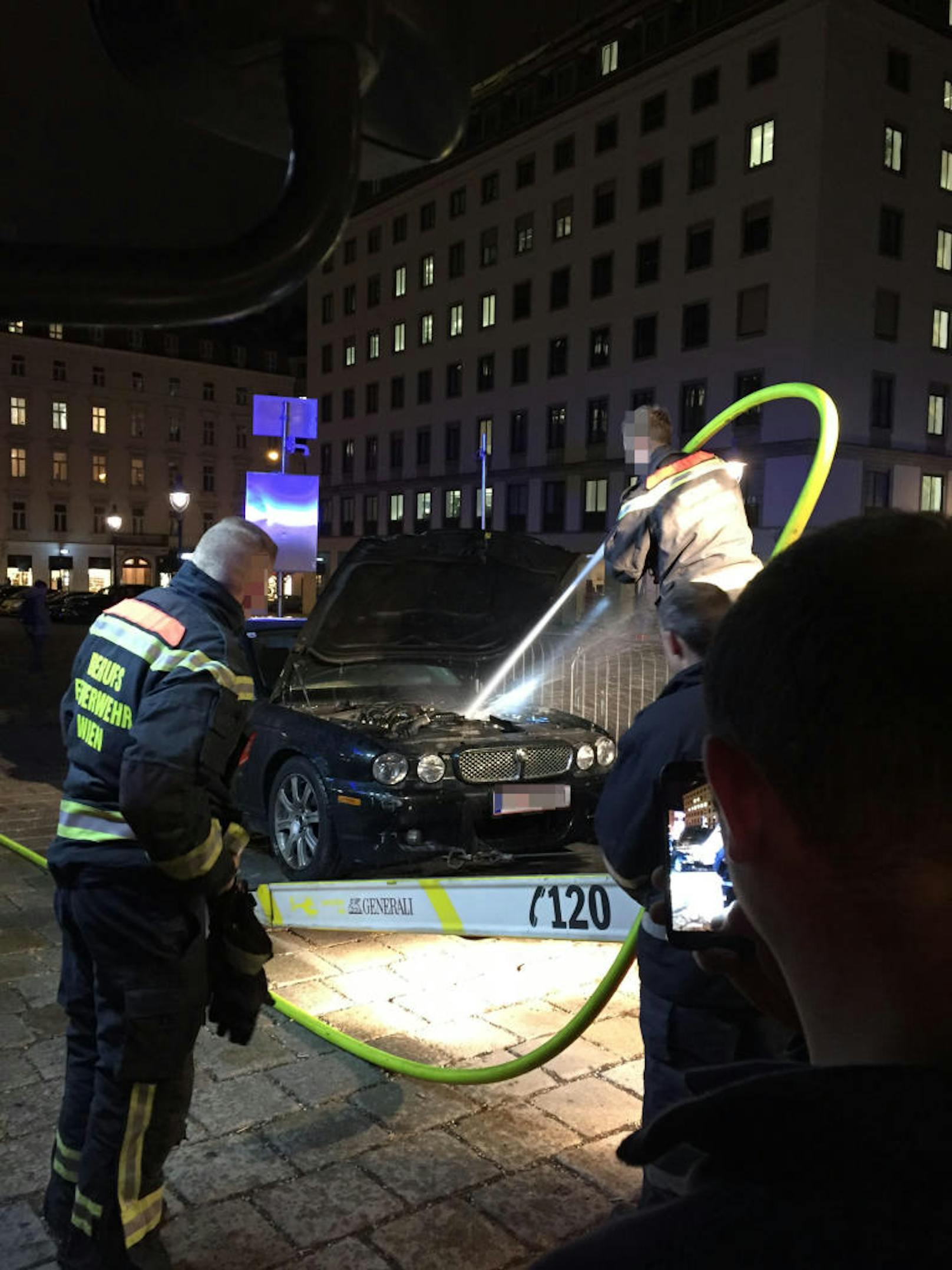 Am Dienstagnachmittag rückten Feuerwehr und ÖAMTC gegen 16.45 Uhr zu einem Einsatz in die Wiener Innenstadt aus...