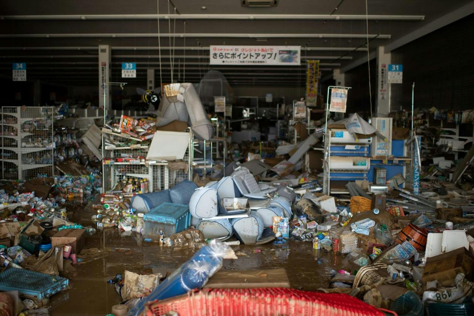 Unwetter mit außergewöhnlich viel Regen haben in Japan mehr als 140 Menschen in den Tod gerissen. Im Bild: Verwüstungen in Mabi, in der Präfektur Okayama, am 10. Juli 2018.