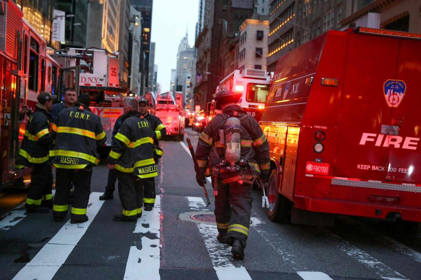 ngesprochen auf diese Aussage sagte der New Yorker Feuerwehrchef Daniel Nigro: ?Es ist sehr gut gebaut. Die oberen Stockwerke, in denen Menschen leben, haben keine Sprinkleranlage.!"