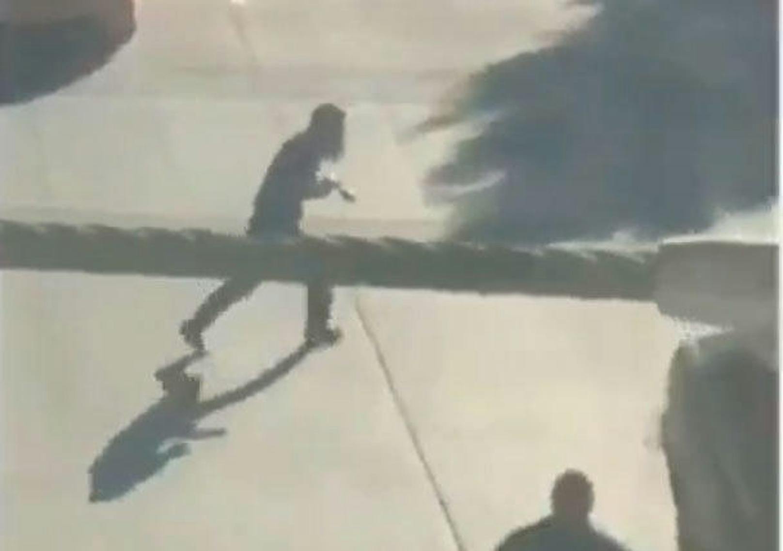 Diese Screenshots einer Videoaufnahme sollen den Attentäter dabei zeigen, wie er mit Schusswaffen-Attrappen durch die Straße läuft.