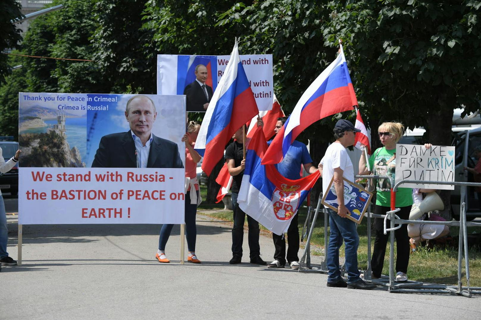 Eine Pro-Putin-Demonstration noch vor Eintreffen des russischen Präsidenten in Wien.