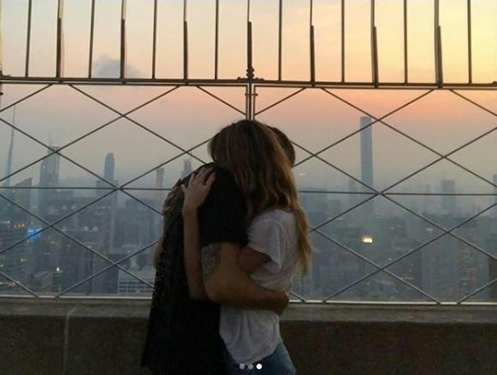 03.07.2018: Ganz alleine, ohne lästige Touristen, genossen Heidi Klum und Tom Kaulitz den Sonnenaufgang vom Empire State Building aus.