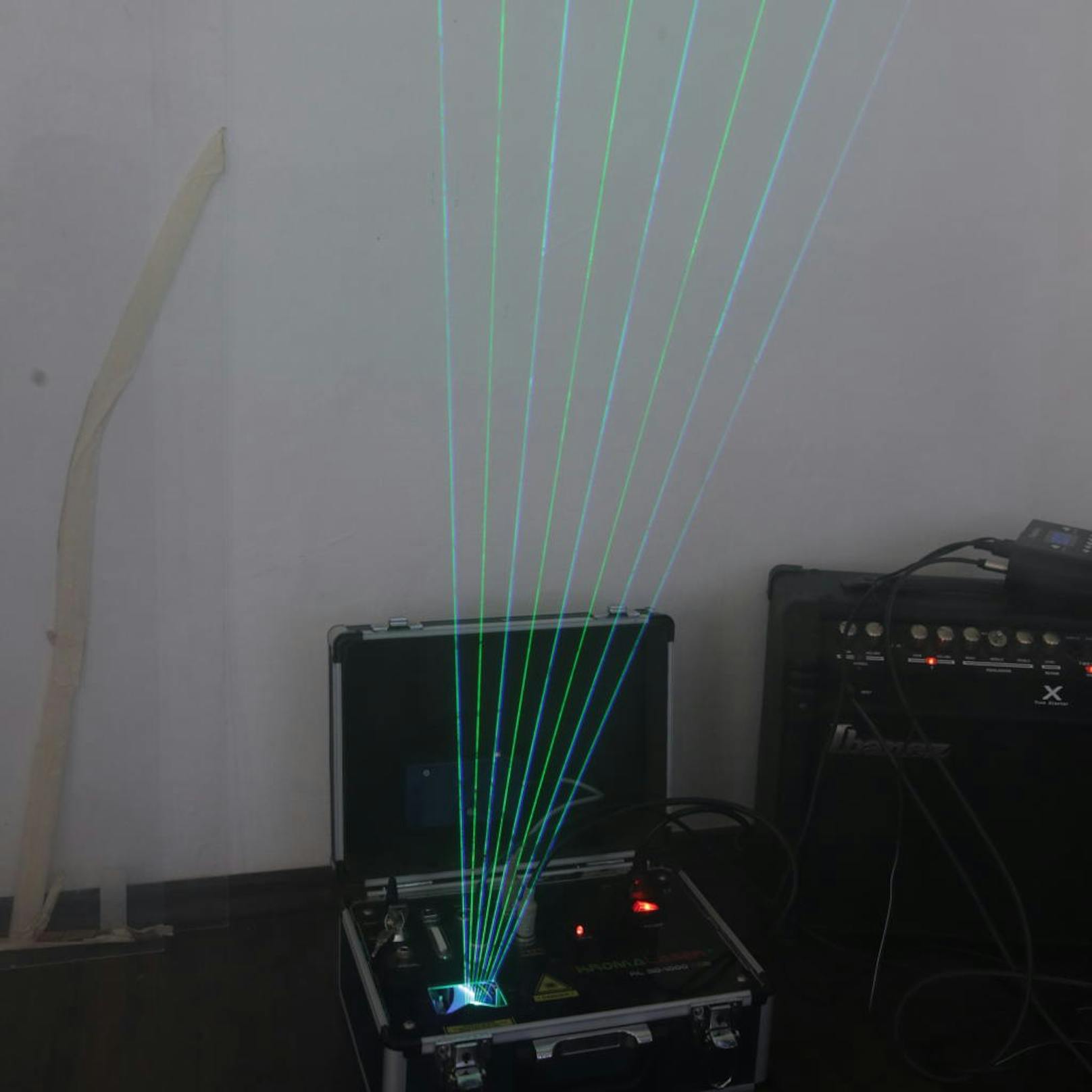 Obwohl die "Tasten" der LaserHarp aus reinem Licht bestehen, ist der Unterschied zum herkömmlichen Klavier kaum hörbar.
