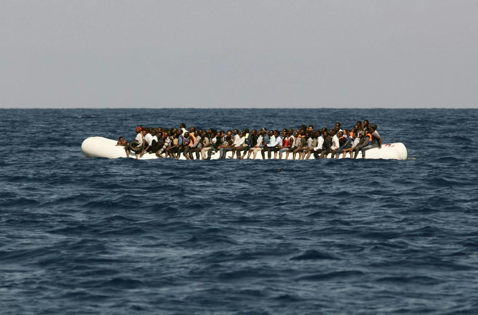 Die Begründung Österreichs zur Zustimmung: es finde keine Vermengung zwischen den Begriffen "Flüchtlinge" und "Migranten" statt, wird Außenministeriums-Sprecher Peter Guschelbauer zitiert.